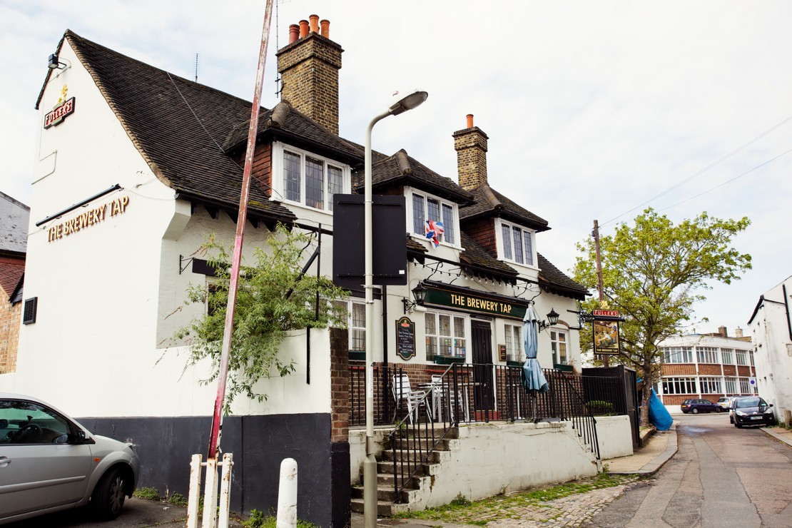 Brentford Pubs : The Beehive Pub, High Street, Brentford, London ...